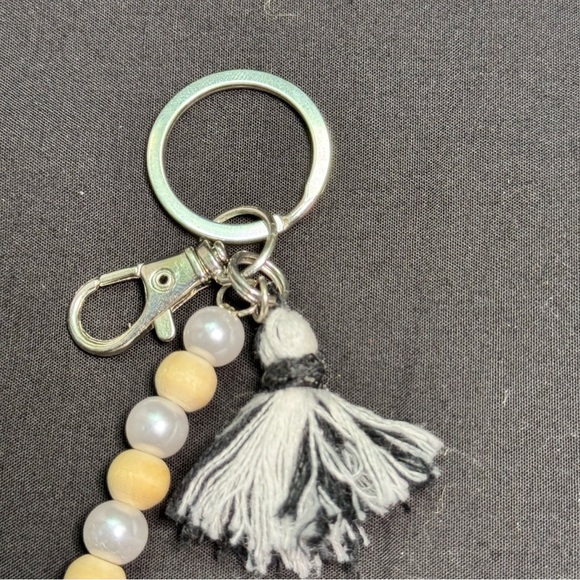Hand Crafted Modern Pearl Beaded Key Chain With Angel & Tassel - NEW - Picture 3 of 11